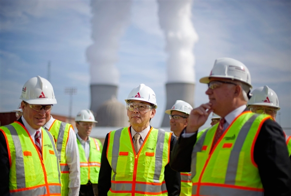 Southern Company CEO Thomas Fanning (left) selling former DOE Secretary Chu on the wonders of Vogtle, 2012.